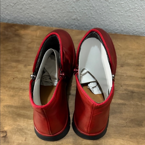 Miz Mooz Red Ruched Leather Side-Zip Ankle Boots size 40 (9- 9.5) NEW - Picture 5 of 8